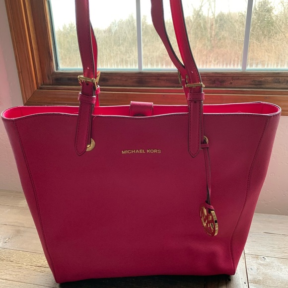 MICHAEL Michael Kors
Bag Mk Fuschia Leather Tote - Picture 1 of 6